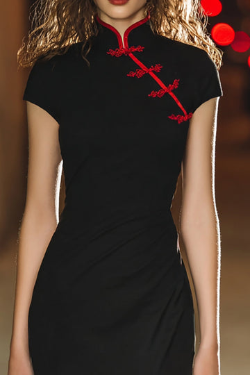 Satynowa Obcisła Krótka Sukienka Koktajlowa Z Wysokim Dekoltem I Rękawami